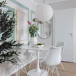 Holt - Sublime Minty 1br On The Park * Bukarest