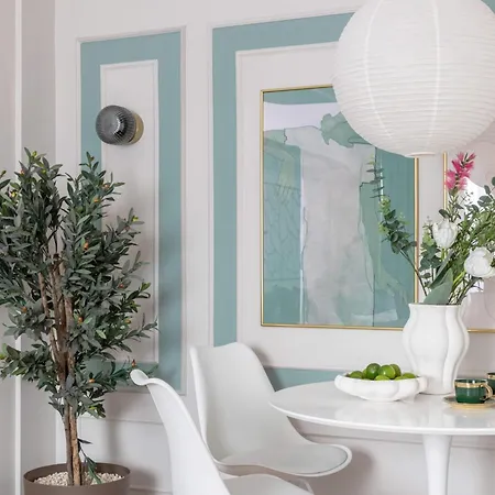 Holt - Sublime Minty 1br On The Park *