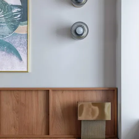 Holt - Sublime Minty 1br On The Park