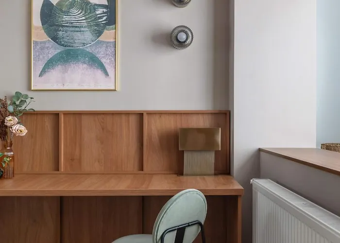 Holt - Sublime Minty 1br On The Park Apartment *