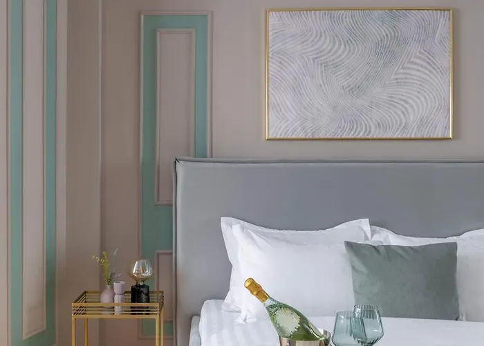 Holt - Sublime Minty 1br On The Park Apartment
