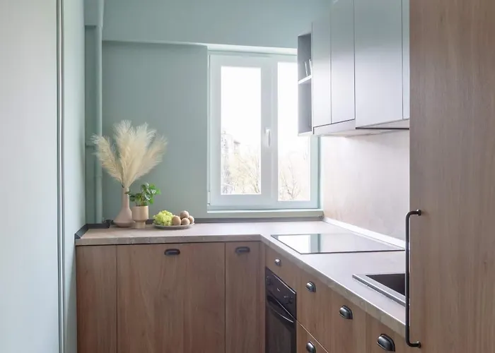 Holt - Sublime Minty 1br On The Park *