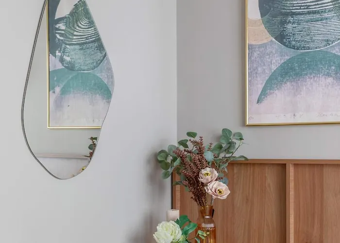 Holt - Sublime Minty 1br On The Park Apartment *