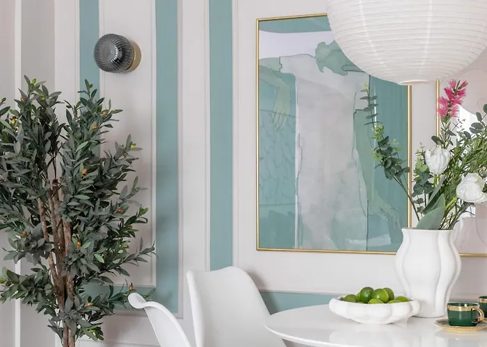 Holt - Sublime Minty 1br On The Park *