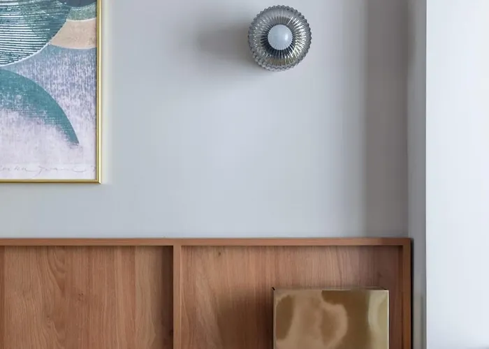 Holt - Sublime Minty 1br On The Park